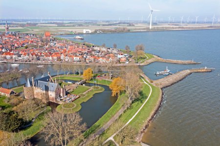 Téléchargez les photos : Aérien de la ville traditionnelle Medemblik avec le château Radboud aux Pays-Bas - en image libre de droit