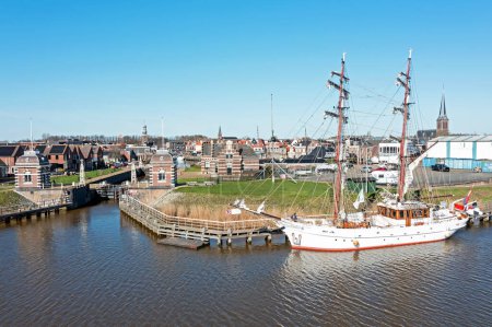 Téléchargez les photos : Aérien de la ville historique Lemmer avec un vieux voilier traditionnel en Frise aux Pays-Bas - en image libre de droit