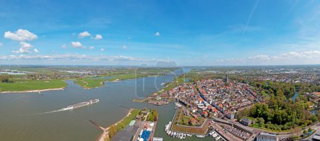 Foto de Panorama aéreo de la ciudad Zaltbommel en los Países Bajos - Imagen libre de derechos