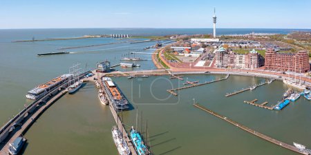 Téléchargez les photos : Panorama aérien de la ville de Lelystad aux Pays-Bas avec le navire VOC dans le port - en image libre de droit