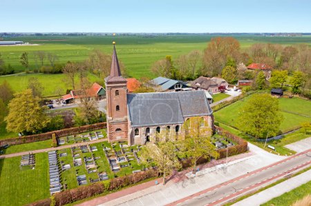 Téléchargez les photos : Vue aérienne de l'église historique de Mastenbroek aux Pays-Bas - en image libre de droit
