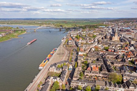 Téléchargez les photos : Aérien de la ville historique de Nimègue à la rivière Waal aux Pays-Bas - en image libre de droit