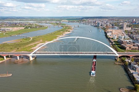Téléchargez les photos : Aérien du pont Oversteek à la rivière Waal près de Nimègue aux Pays-Bas - en image libre de droit