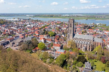 Téléchargez les photos : Vue aérienne de la ville de Zaltbommel avec l'église Saint-Martin aux Pays-Bas - en image libre de droit