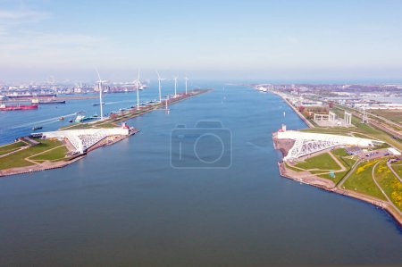 Téléchargez les photos : Aerial from the Maaslandkering on the Nieuwe Waterweg in Rotterdam Pays-Bas - en image libre de droit