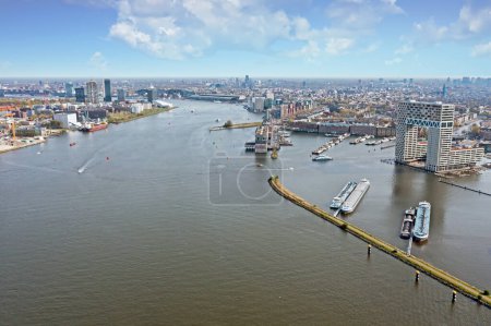 Téléchargez les photos : Aérien de la ville Amsterdam à l'IJ aux Pays-Bas - en image libre de droit