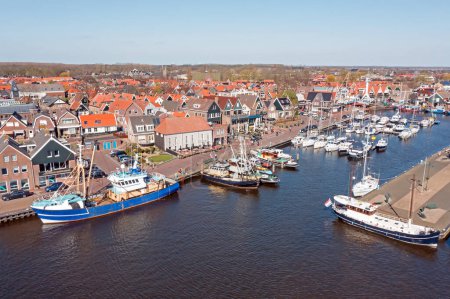Téléchargez les photos : Aérien du village historique Urk aux Pays-Bas - en image libre de droit