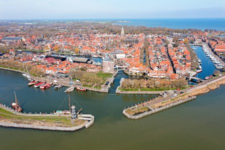 Téléchargez les photos : Aérien de la ville historique Enkhuizen aux Pays-Bas - en image libre de droit
