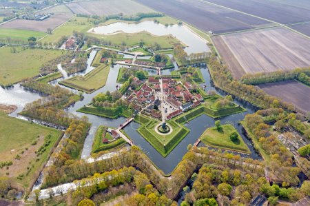 Téléchargez les photos : Vue aérienne de la ville médiévale de Bourtange aux Pays-Bas - en image libre de droit