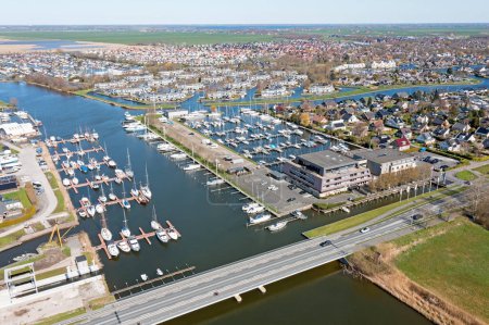 Téléchargez les photos : Aérien du port et de la ville Lemmer en Frise, Pays-Bas - en image libre de droit