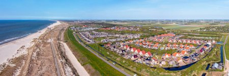 Téléchargez les photos : Panorama aérien de la ville Petten aan Zee à la mer du Nord aux Pays-Bas - en image libre de droit