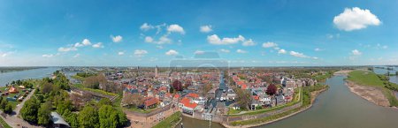Téléchargez les photos : Panorama aérien de la ville Gorinchem à la rivière Merwede aux Pays-Bas - en image libre de droit