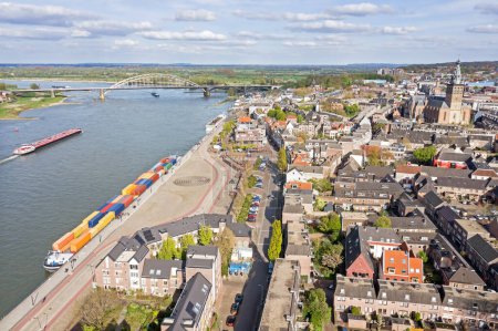 Téléchargez les photos : Aérien de la ville historique de Nimègue à la rivière Waal aux Pays-Bas - en image libre de droit