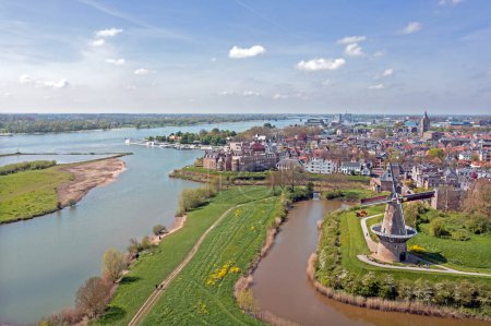 Téléchargez les photos : Aérien de la ville historique Gorinchem à la rivière Merwede aux Pays-Bas - en image libre de droit