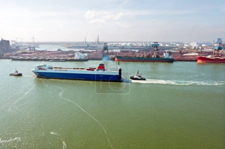 Téléchargez les photos : Aérien d'un cargo sur le Nieuwe Waterweg près du port de Rotterdam aux Pays-Bas - en image libre de droit
