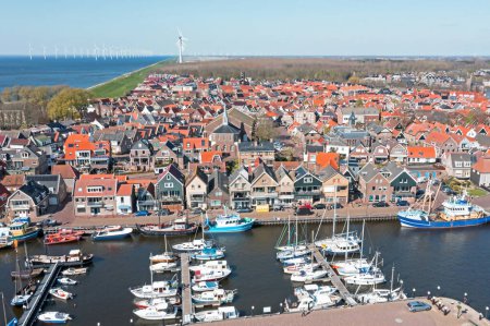 Téléchargez les photos : Aérien du village historique Urk avec le phare de l'IJsselmeer aux Pays-Bas - en image libre de droit
