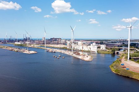 Téléchargez les photos : Aérien de l'industrie lourde dans le port de IJmuiden aux Pays-Bas - en image libre de droit
