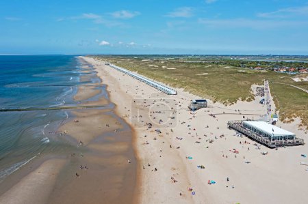 Téléchargez les photos : Vue aérienne de la plage de Julianadorp en Hollande-Septentrionale par une belle journée d "été - en image libre de droit