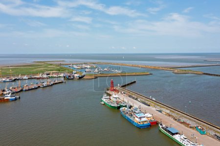 Téléchargez les photos : Aérien du port de pêche de Den Oever aux Pays-Bas - en image libre de droit