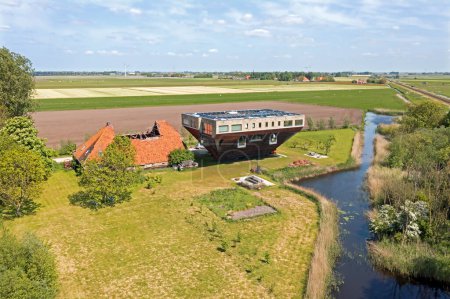 Téléchargez les photos : Aérien de l'architecture ancienne et nouvelle dans la campagne des Pays-Bas - en image libre de droit