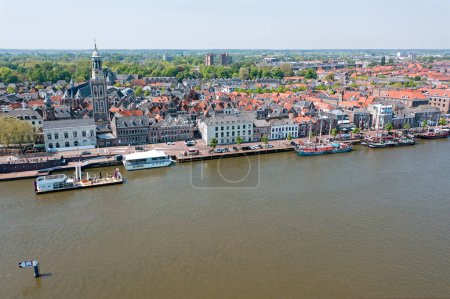 Foto de Aérea de la histórica ciudad de Kampen en el río IJssel en los Países Bajos - Imagen libre de derechos