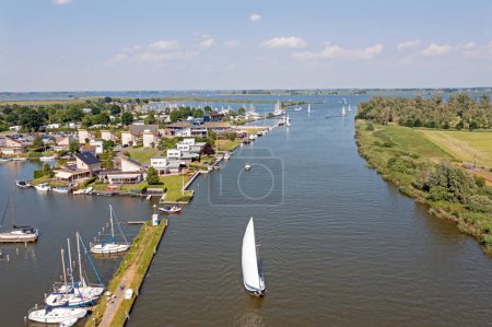 Téléchargez les photos : Aérien des sports nautiques en été à Galamadammen en Frise aux Pays-Bas - en image libre de droit