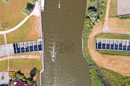 Téléchargez les photos : Vue aérienne depuis l'aquaduc Galamadammen en Frise aux Pays-Bas - en image libre de droit