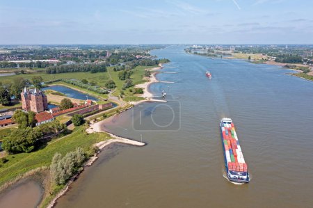 Foto de Panorama aéreo desde el castillo Loevestein y el río Merwede en los Países Bajos - Imagen libre de derechos