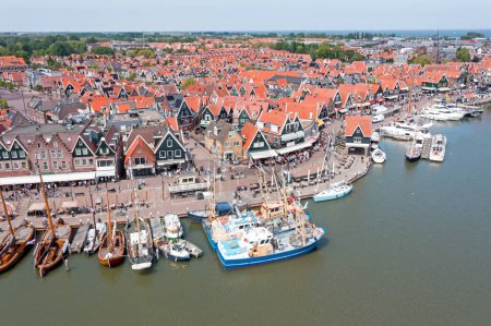 Téléchargez les photos : Aérien de la ville historique Volendam à Noord Holland Pays-Bas - en image libre de droit