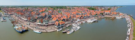 Téléchargez les photos : Panorama aérien de la ville historique de Volendam en Hollande-Septentrionale - en image libre de droit