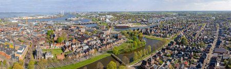 Téléchargez les photos : Vue aérienne Zone résidentielle néerlandaise Delfzijl avec port aux Pays-Bas - en image libre de droit