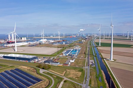 Téléchargez les photos : Aérien des éoliennes et de l'industrie à Eemshaven aux Pays-Bas - en image libre de droit