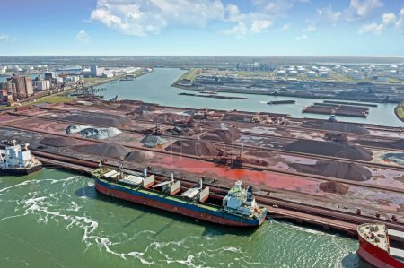 Téléchargez les photos : Aérien de l'industrie au port de Rotterdam aux Pays-Bas - en image libre de droit