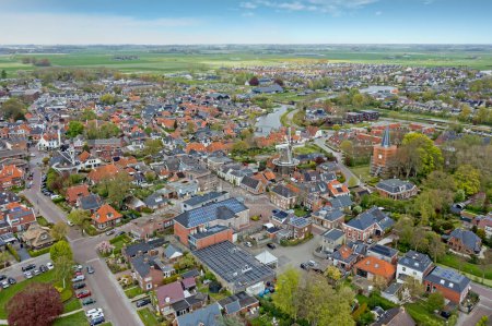 Téléchargez les photos : Aérien de la ville traditionnelle Winsum à Groningue aux Pays-Bas - en image libre de droit