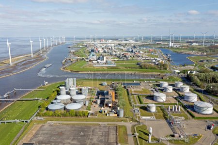 Téléchargez les photos : Aérien des éoliennes et de l'industrie à Eemshaven aux Pays-Bas - en image libre de droit