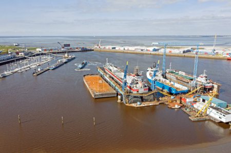 Téléchargez les photos : Aérien de l'industrie dans le port de Delfzijl aux Pays-Bas - en image libre de droit