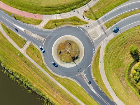 Téléchargez les photos : Vue aérienne du haut vers le bas du trafic rond-point à Amsterdam, Pays-Bas - en image libre de droit