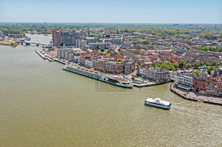 Téléchargez les photos : Vue aérienne de la ville historique de Dordrecht en Hollande Zuid Pays-Bas - en image libre de droit