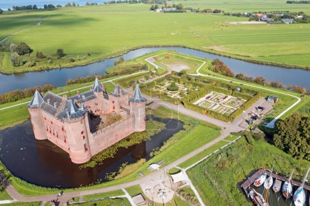 Téléchargez les photos : Vue Aérienne Du Château Muiderslot à Muiden, Pays-Bas - en image libre de droit