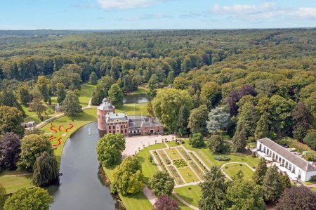 Téléchargez les photos : Aérien du château Rosendael dans le village Rozendaal aux Pays-Bas - en image libre de droit