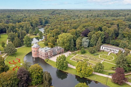 Téléchargez les photos : Aérien du château Rosendael dans le village Rozendaal aux Pays-Bas - en image libre de droit