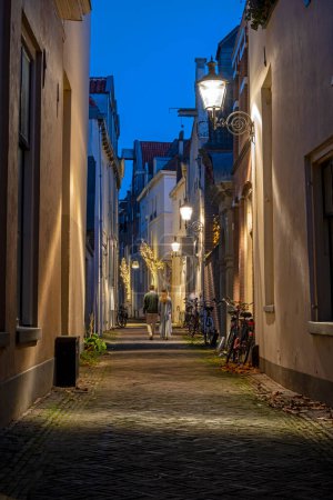 Foto de Medieval street in the traditional town Deventer in the Netherlands at sunset - Imagen libre de derechos