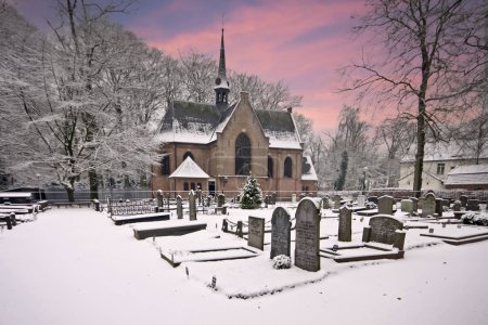 Foto de Pequeña iglesia en el campo en Lage Vuursche en los Países Bajos al atardecer - Imagen libre de derechos