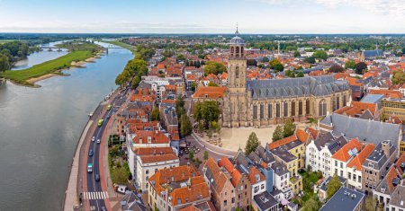 Téléchargez les photos : Aérien de la ville historique Deventer aux Pays-Bas - en image libre de droit