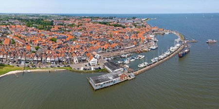 Téléchargez les photos : Panorama aérien de la ville historique de Volendam en Hollande-Septentrionale - en image libre de droit