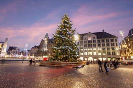 Téléchargez les photos : Amsterdam à Noël sur la place du barrage aux Pays-Bas au coucher du soleil - en image libre de droit
