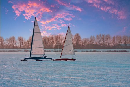 Téléchargez les photos : La glace navigue par une froide journée d'hiver sur le Gouwzee aux Pays-Bas au coucher du soleil - en image libre de droit