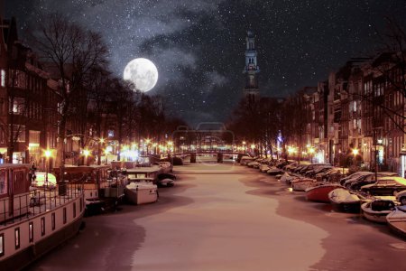 Téléchargez les photos : Amsterdam enneigée de nuit aux Pays-Bas avec le Westerkerk - en image libre de droit