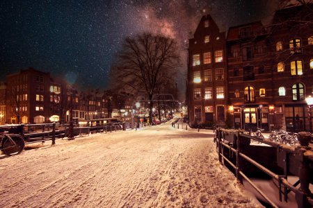 Foto de Snowy Amsterdam de noche en los Países Bajos - Imagen libre de derechos