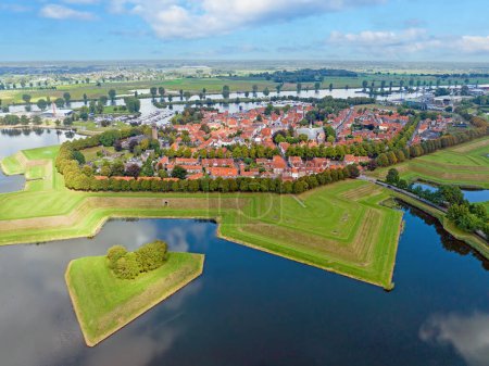 Téléchargez les photos : Vue aérienne de la ville médiévale de Heusden aux Pays-Bas - en image libre de droit